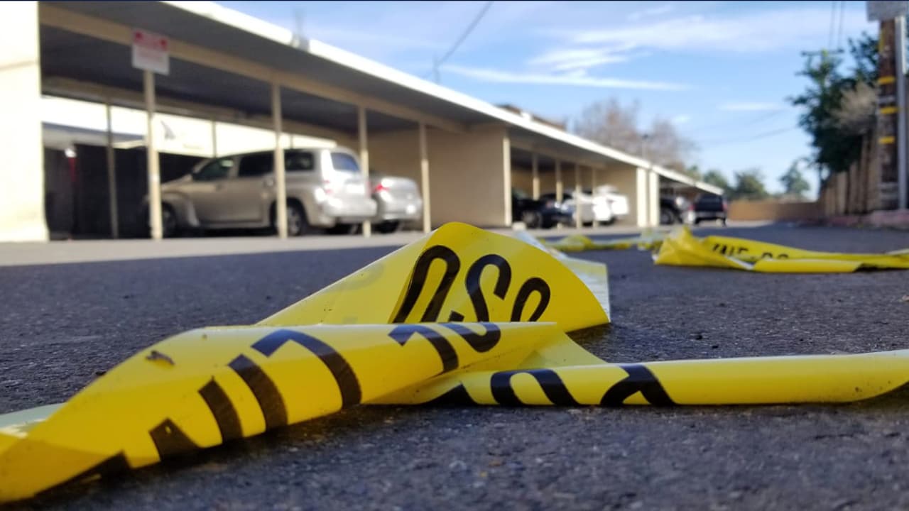 Investigan asesinato de joven que fue baleado por desconocidos cuando arreglaba su vehículo en Fresno