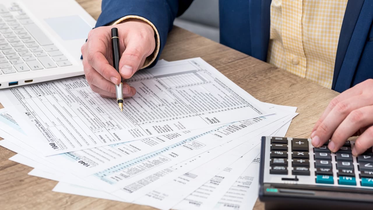 <h3 class="cms-H3-H3">5.- Cuidado con los "preparadores fantasma"</h3>
<br>
<br>Te cuidado con los llamados 
<b>"<a href="https://www.irs.gov/newsroom/dirty-dozen-irs-urges-taxpayers-to-not-fall-prey-to-untrustworthy-tax-preparers-ghost-preparers-can-disappear-with-taxpayer-cash-information" target="_blank">preparadores fantasma</a>" </b>, quienes buscan obtener una ganancia rápida al prometer un gran reembolso o cobrar tarifas según el reembolso. Una de las principales señales de alerta sobre un preparador de impuestos es
<br>
<b>no firmar una declaración.</b>