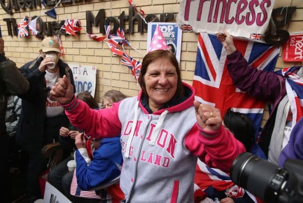 La gente está eufórica con la llegada de la bebé.