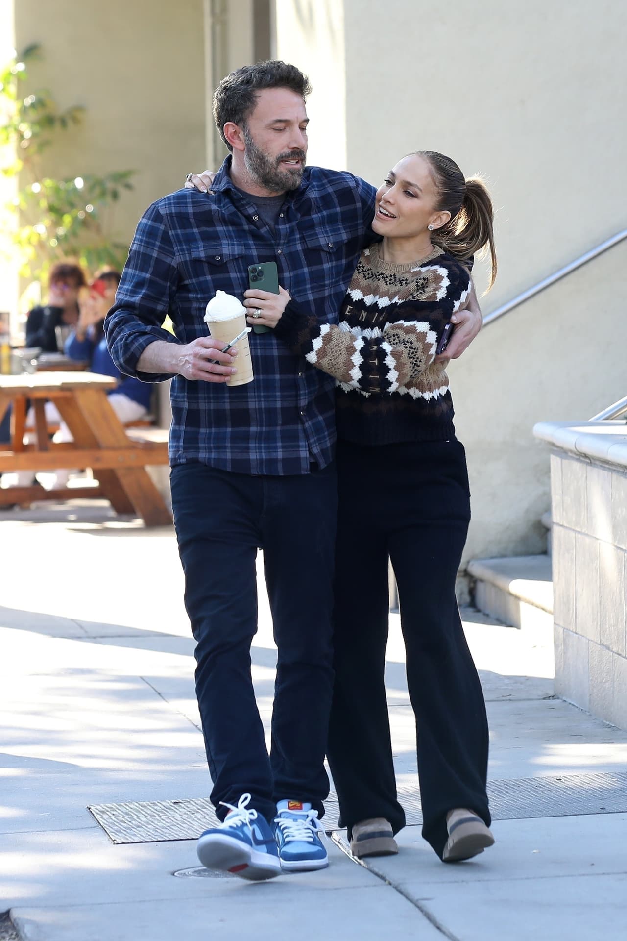 Se les vio muy enamorados y se entrelazaron con fuerza.
<br>