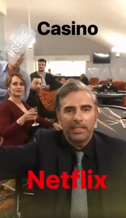 "¡Hola a todos! Estamos aquí en el set de la nueva serie de Netflix que se llama 'Casino', tenemos a la gran estrella que se llama 
<b><a href="https://www.univision.com/entretenimiento/he-llorado-como-una-tonta-daniela-spanic-en-historica-celebracion-con-su-hermana-gaby-fotos">Gaby Spanic</a></b>, tenemos a nuestro 'Padre' que es la primera vez que actúa el señor Becerril, y sobre todo el gran talento de nuestros fotógrafos y camarógrafos".