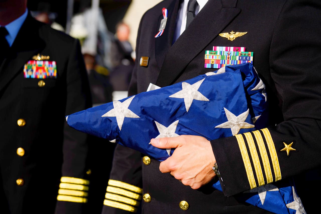 <b>Puesto 1. Estados Unidos</b>
<br>
<br>
<b>Índice de Poder: 0.x puntos.</b>
<br>
<br>Población: 334 millones de habitantes.
<br>
<br>Personal militar: 1,832,000 hombres. 1,390,000 activos y 442,000 reservistas.
<br>
<br>Fuerza aérea: 13,247 aeronaves. 1,957 aviones caza y 5,463 helicópteros.
<br>
<br>Fuerzas Terrestres: 6,612 tanques, 45,193 vehículos armados y 1,366 lanzacohetes.
<br>
<br>Fuerzas navales: 484 naves. 11 portaaviones, 92 destructores y 68 submarinos.
<br>
<br>Presupuesto anual de defensa: 770,000 millones de dólares.
<br>