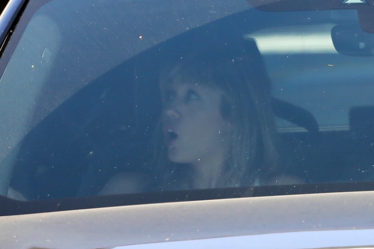 Miley Cyrus, quien la semana pasada confirmó que estaba 
<b><a href="https://www.univision.com/famosos/besos-con-quien-miley-cyrus-se-separo-de-liam-hemsworth-y-esto-es-lo-que-sabemos-fotos">separada de su esposo, el actor Liam Hemsworth</a></b>, parecía incómoda por el acecho de los paparazzi.