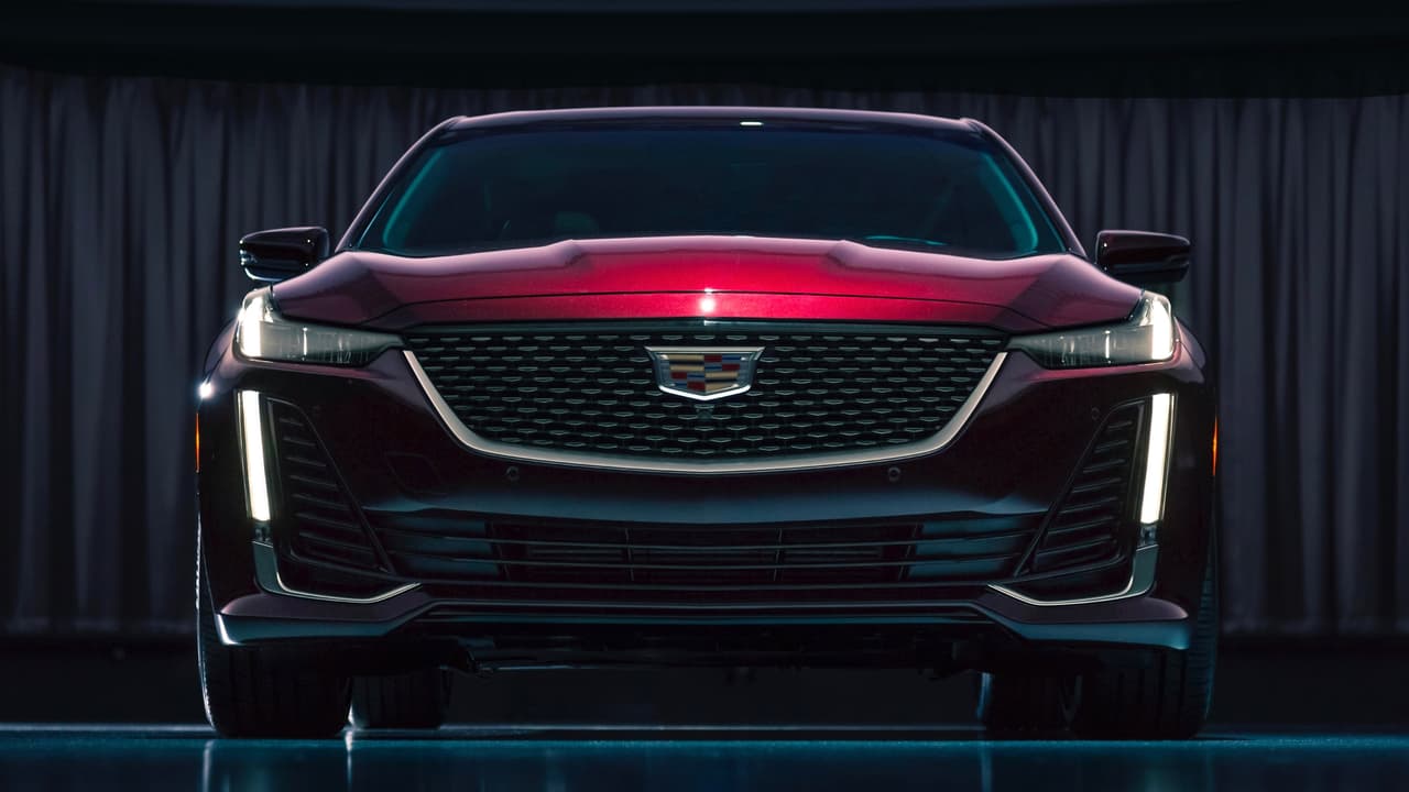 El impactante frontal del Cadillac CT5 2020 es 
<b>una de las áreas más fuertes y afortunadas de su diseño</b>, la parrilla y los faros logra un conjunto elegante y dinámico a la vez, que es muy único en el mundo de los vehículos de lujo. El diseño de las entradas de aire inferiores delatan la asociación del CT5 con el 
<b>Chevrolet Camaro</b>. Ambos modelos comparten la más reciente versión de la 
<b>plataforma Alpha</b> de tracción trasera de General Motors.