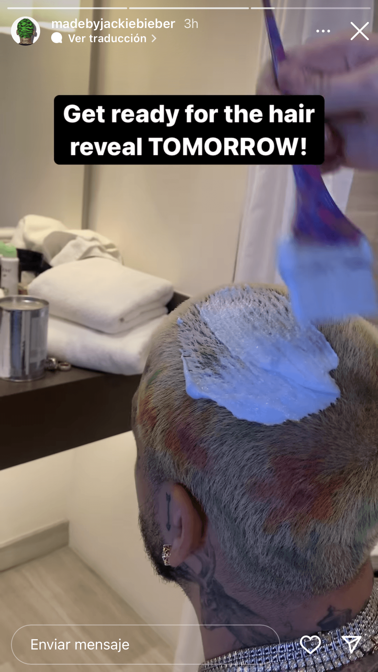 La propia Jacqueline Bieber colgó algunas imágenes del proceso del nuevo teñido que emprendió el cantante de 23 años. 
<br>