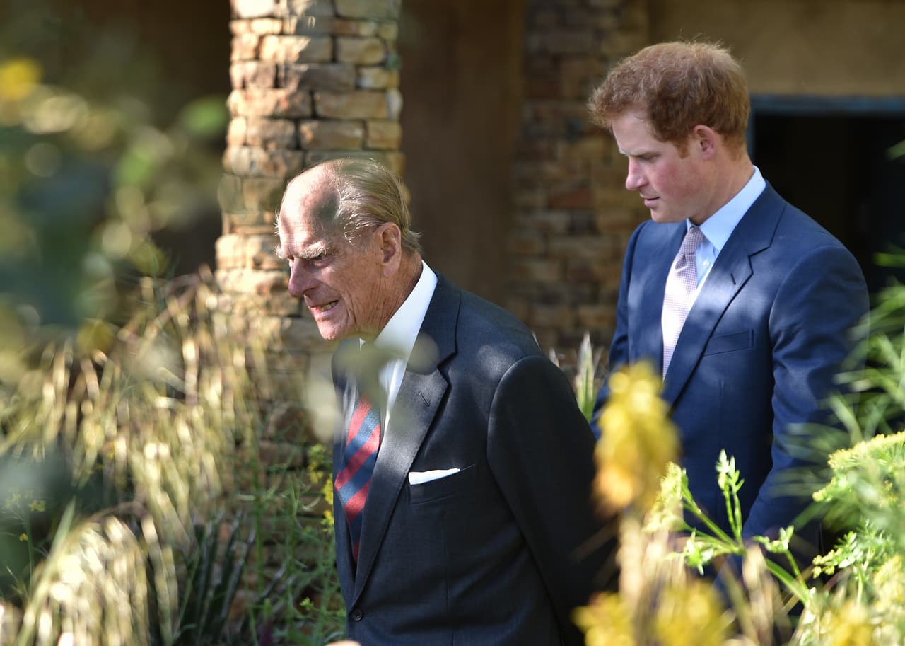 De acuerdo con el relato, el duque de Edimburgo, que
<b><a href="https://www.univision.com/famosos/el-duque-de-edimburgo-abuelo-de-harry-william-y-bisabuelo-de-archie-cumple-98-anos-asi-lo-felicito-su-familia-fotos" target="_blank">cumplió 98 años la semana pasada</a></b>, le hizo a Harry este comentario cuando se tornó más serio el romance entre él y Meghan Markle.