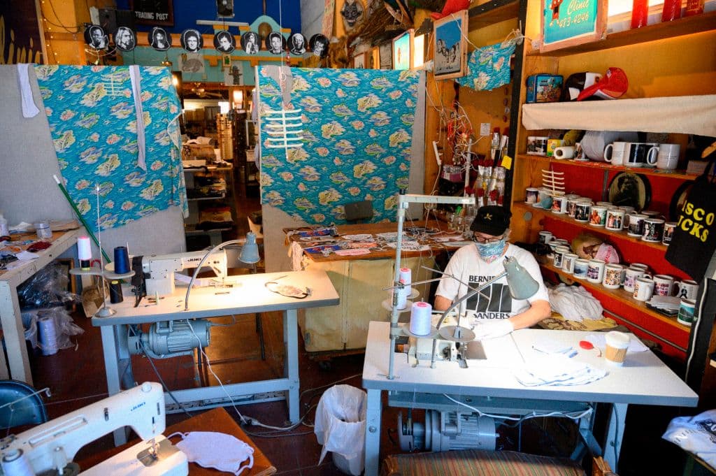 Wyatt transformó su negocio de playeras y ahora lo llama “Y Que Mask and PPE Trading Post” (tapabocas y equipo de protección personal), en donde cose tapabocas. Algunas de las telas que usa son de algodón, para mayor comodidad de los tapabocas. Wyatt incluso trabaja en fines de semana, indicó en su cuenta de 
<a href="https://www.instagram.com/p/B_XCSbxDo1Q/">Instagram</a>. Los tapabocas cuestan desde 1.50 hasta 6 dólares en venta de mayoreo y hay para cabezas pequeñas, medianas y grandes.
<br>