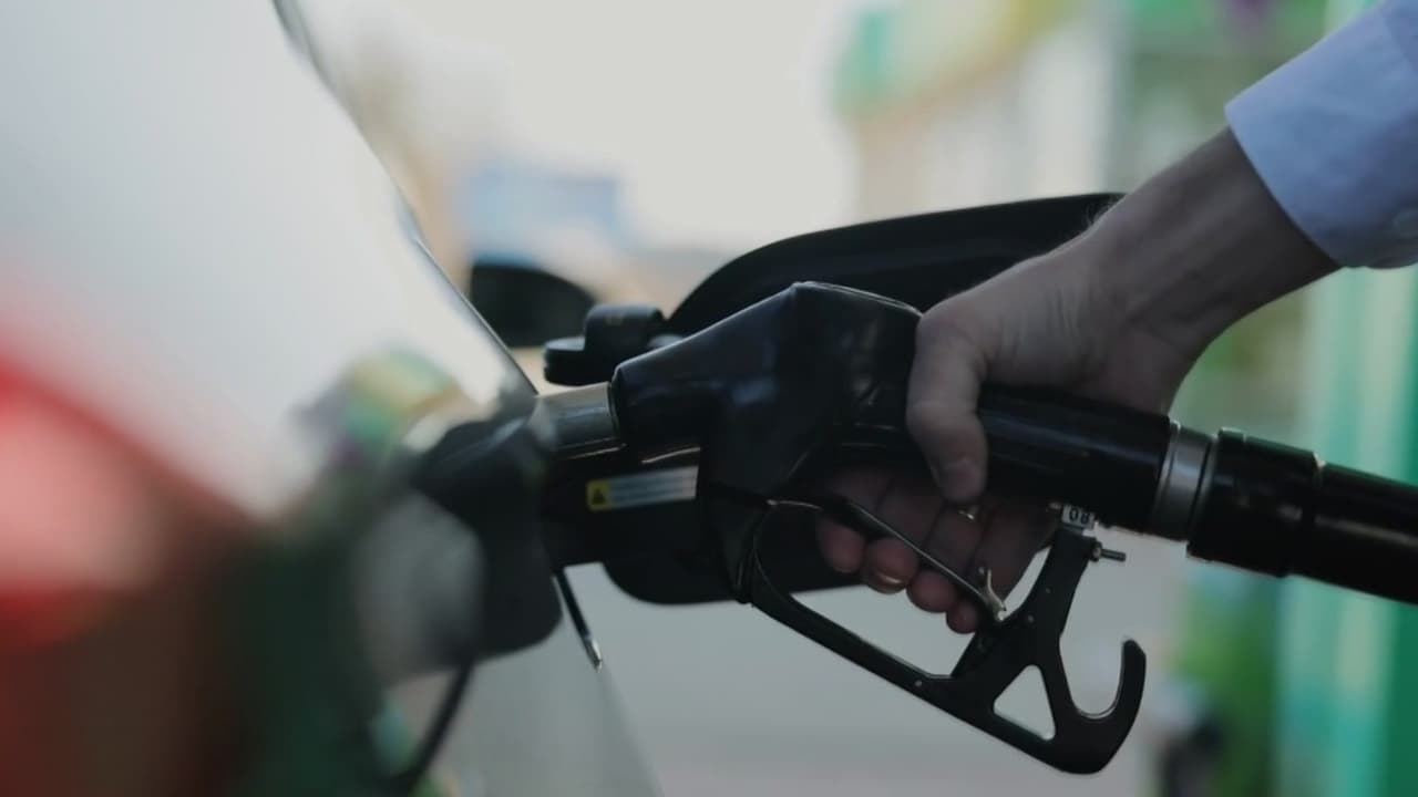 EEUU analiza suspender impuesto a gasolina por guerra con Irán