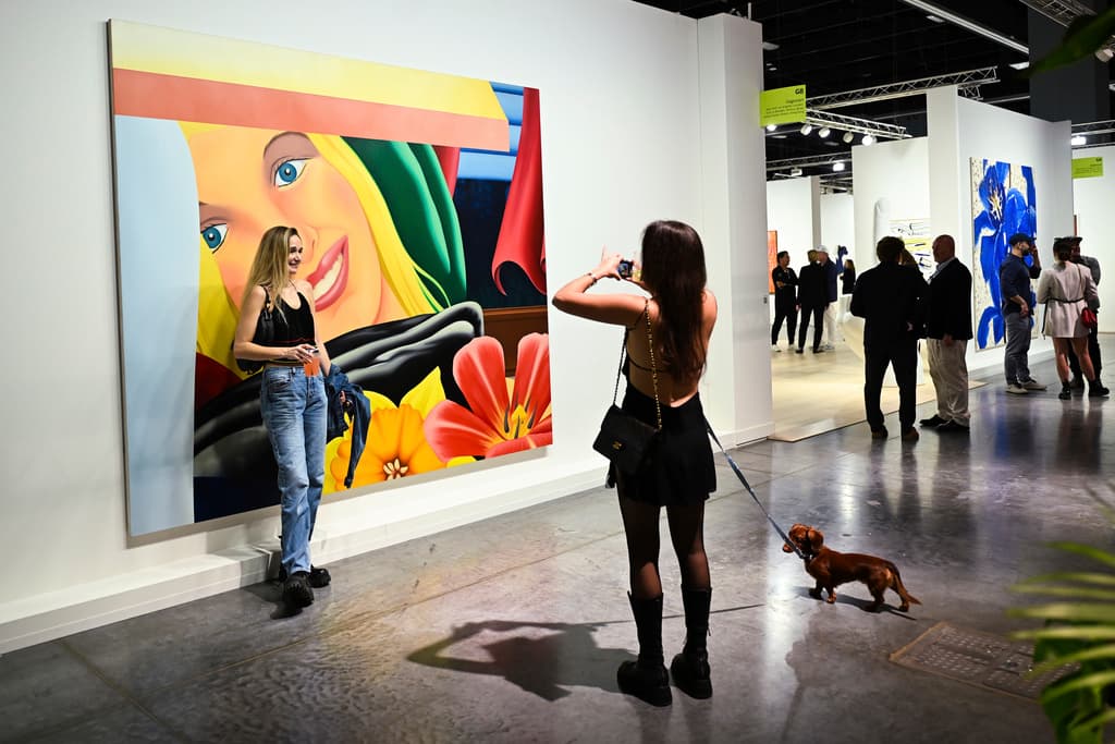 Los asistentes a la feria de Art Basel se toman fotos en las obras y las comparten en sus redes sociales.