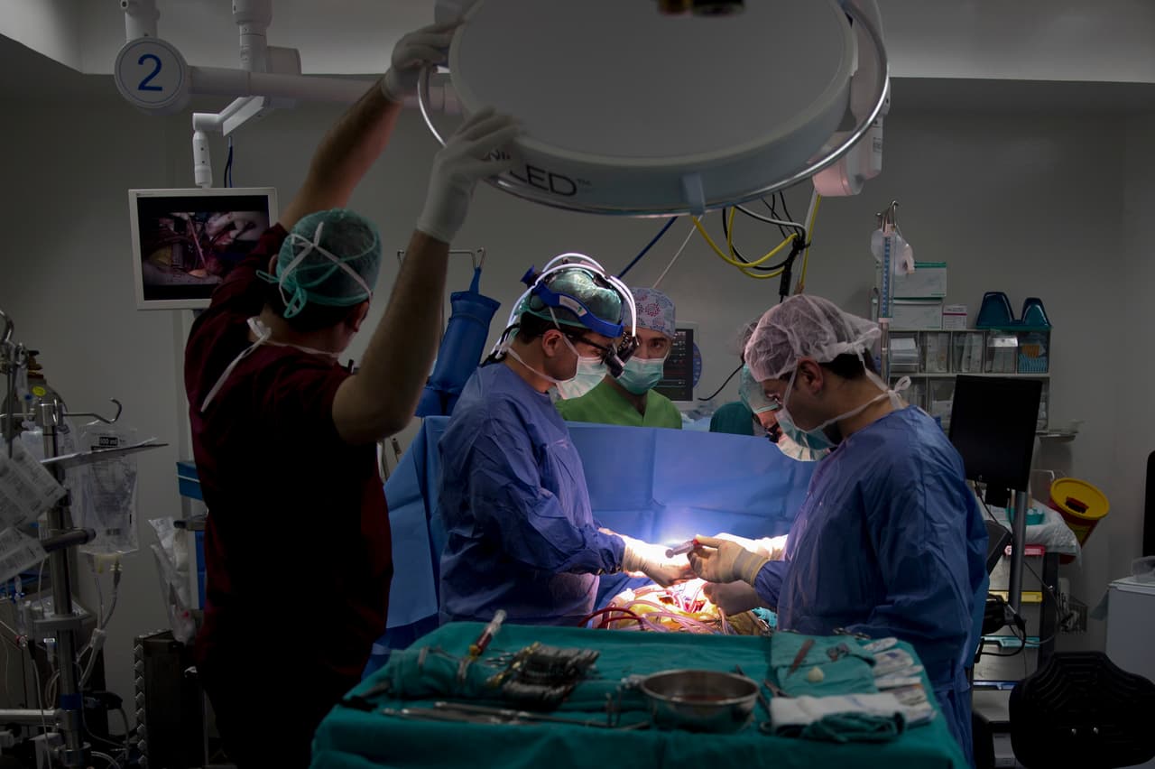 También es posible que algunos médicos prefieran no recomendar un tratamiento costoso que las aseguradoras no siempre cubren en su totalidad, explicó a la 
<a href="http://news.heart.org/las-minorias-tienen-menos-probabilidades-de-recibir-un-aparato-para-el-corazon/"><u>American Heart Association</u></a> Mark Link, electrofisiólogo cardíaco en la UT Southwestern Medical Center en Dallas.