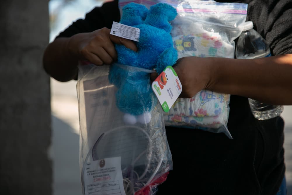 Esta familia fue de las que creyó en un coyote que les dijo que Estados Unidos estaba permitiendo la entrada a personas que viajaran con niños. Ya
<b> la esposa de Walter tiene siete meses de embarazo y la niña solo pide a los padres que la lleven de vuelta a su casa:</b> "Por eso mejor nos regresamos. Solo Dios sabe por qué no llegamos", lamenta. Antes de marcharse, la niña guarda un peluche que le regalaron las autoridades mexicanas en la bolsa que les entregó el Departamento de Seguridad Nacional en McAllen para meter unas pocas pertenencias.