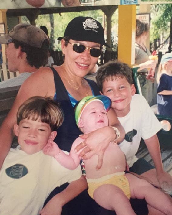 Ahí reveló que a sus tres hijos varones 
<b><a href="https://www.univision.com/shows/el-gordo-y-la-flaca/laura-bozzo-le-advierte-a-alfredo-adame-que-encontro-a-mujeres-maltratadas-por-el-vaya-juntando-su-millon-de-dolares-video" target="_blank">ya los sacó del testamento</a></b> y su única heredera es Vanessa, la hija que tuvo en su primer matrimonio en la década de 1980. 
<br>