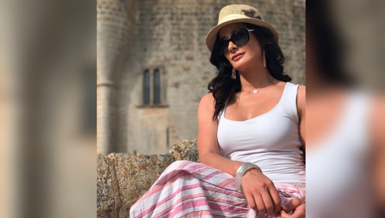 Y es que muchos no recordaban que mucho antes de casarse con Marc Anthony, 
<b><a href="https://www.univision.com/shows/mira-quien-baila/dayanara-torres-la-reina-que-conquisto-mas-que-una-corona-sin-necesidad-de-un-rey-llega-a-mqb">Dayanara Torres ya había debutado como cantante y actriz,</a></b> desarrollando una carrera importante en Filipinas, donde también enseñó a bailar a miles de personas a través de dos programas de televisión.