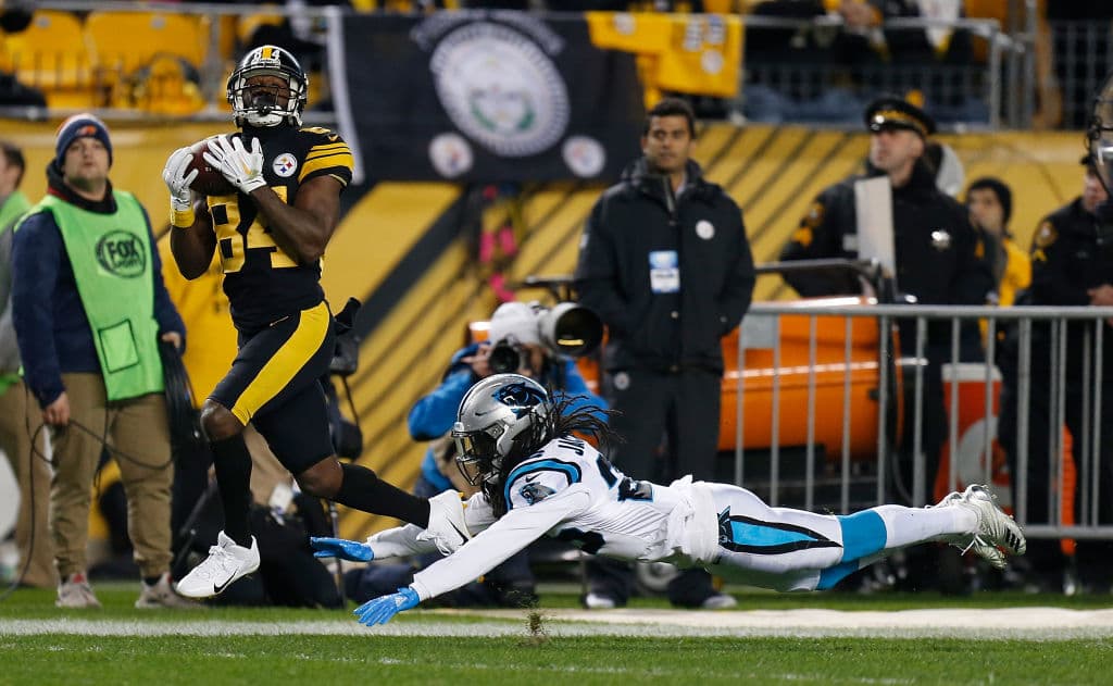 Pero restando 3:08 para que concluyera la primera mitad, Pittsburgh atacó de nuevo. Roethlisberger mandó pase de anotación de 53 yardas a Antonio Brown y se separaban 31-14 antes del medio tiempo.