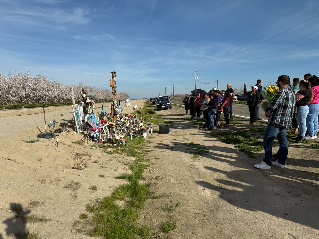 <b>Rostros del recuerdo:</b> Fotografías de los trabajadores fallecidos, originarios de Jalisco, Michoacán y Guerrero, adornan el memorial, permitiendo a la comunidad conocer los rostros de quienes perdieron la vida mientras se dirigían a su trabajo en los campos agrícolas.