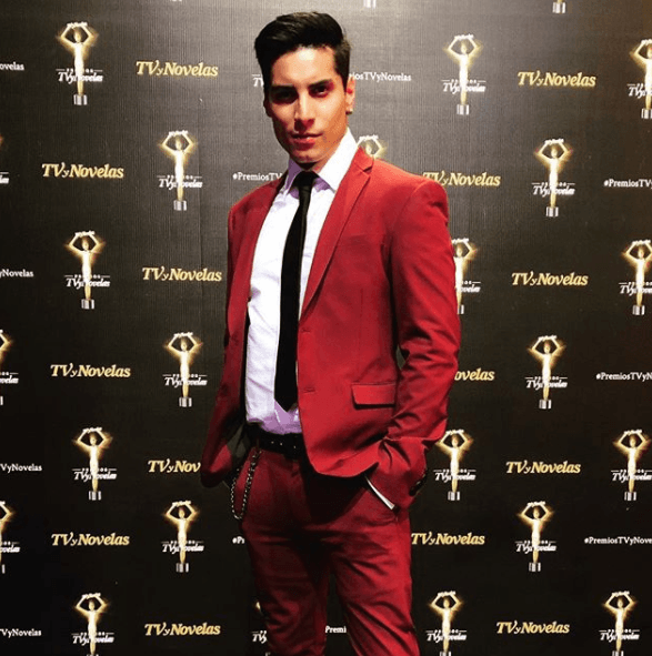 Manu es un introvertido pirata que es acusado injustamente por la muerte de su hermano y perseguido por un policía corrupto. Pero mientras evita que lo capturen se convierte en un héroe urbano gracias a su vlog "Sin miedo a la verdad", donde ayuda a los necesitados.