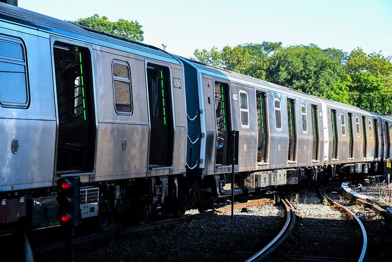 En el exterior, los nuevos vagones del metro tendrán un frente azul con ventanas grandes, faros LED y una franja azul con detalles dorados en los costados. El destino de la ruta se mostrará arriba de la puerta en el frente. 
<br>
<br>