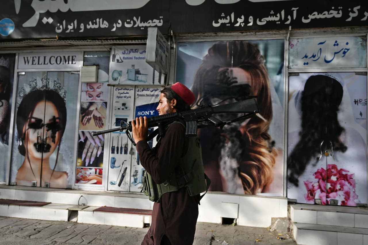 Un soldado del 
<a href="https://www.univision.com/temas/taliban"><u>Talibán</u></a> fente a un salón de belleza en Kabul, el 18 de agosto. Las fotografías de mujeres en el negocio fueron pintadas luego de la llegada de los rebeldes.
<br>
<br>El grupo anunció que formará un “gobierno islámico inclusivo” y que los medios de comunicación y
<a href="https://www.univision.com/noticias/mundo/que-es-la-ley-sharia-y-como-tratara-el-taliban-a-mujeres-en-afganistan"> <u>los derechos de las mujeres se respetarían "en el marco de la ley islámica</u></a>".