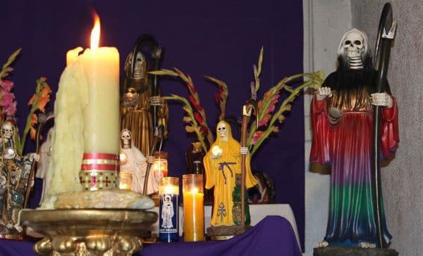 Las veladoras siempre encendidas en los altares a la Muerte son otro elemento fundamental y de mucha importancia para quienes le rinden culto.