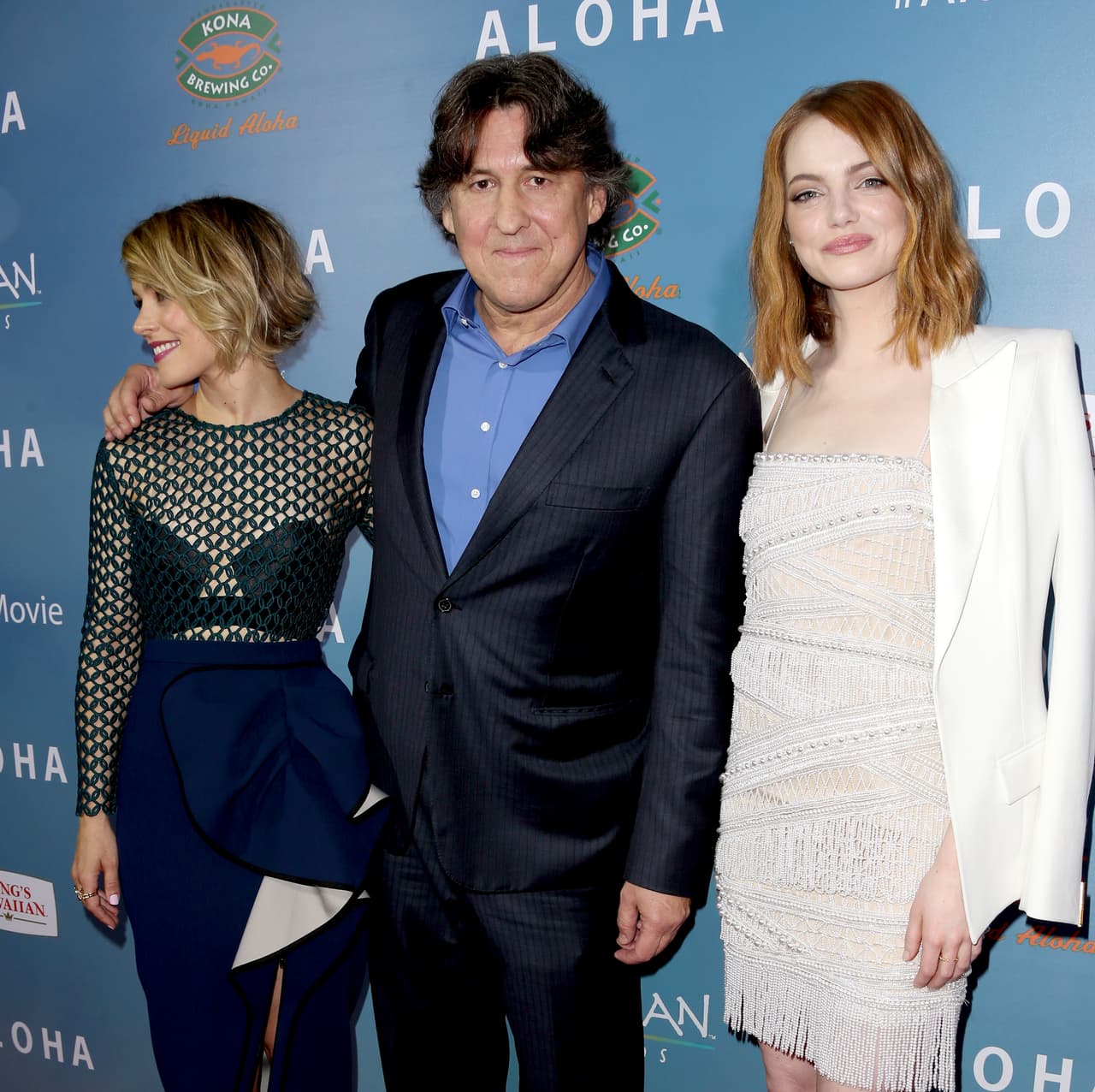 Emma y Rachel, coestrellas de 'Aloha', se vieron hermosas acompañando a su director, Cameron Crowe.