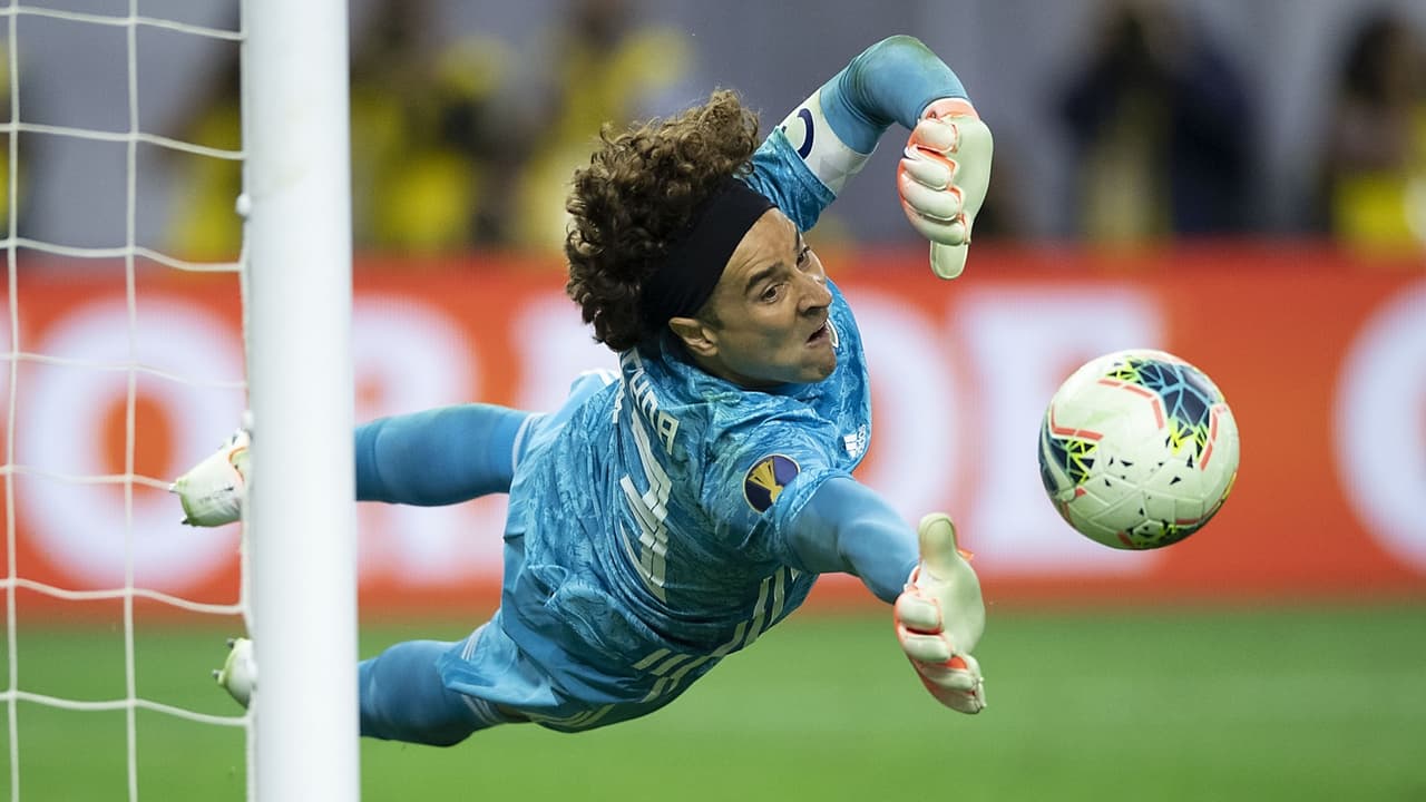 Fine, fine, fine. Guillermo Ochoa presume autoría de libro para aprender inglés