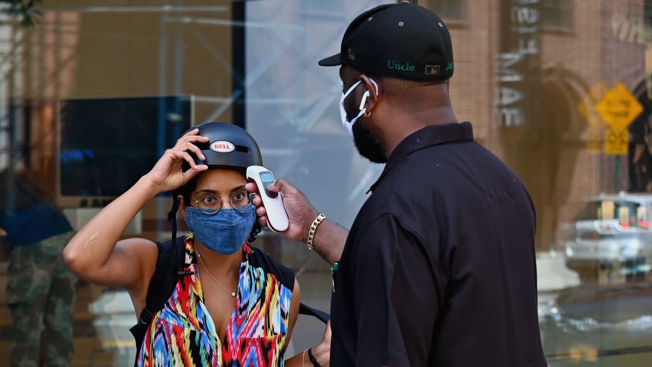 Los restaurantes tomarán la temperatura de sus clientes antes de adminitirlos en sus comedores.