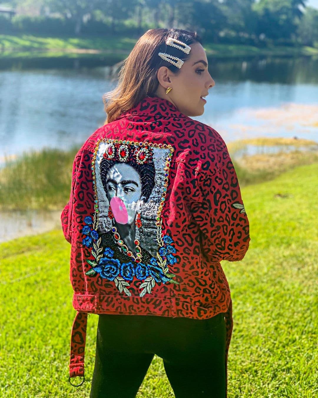 Hasta en su días en convivencia con la naturaleza, Andrea viste como toda una fashionista, aquí destacan los prendedores en el cabello que toda niña usó en los ochentas y los noventas. Ahora regresaron con más fuerza, por lo que nadie se resiste a usarlos. Es así como las presentadoras del show juegan con los complementos para revitalizar los looks que inspiran a diario en las plataformas digitales.