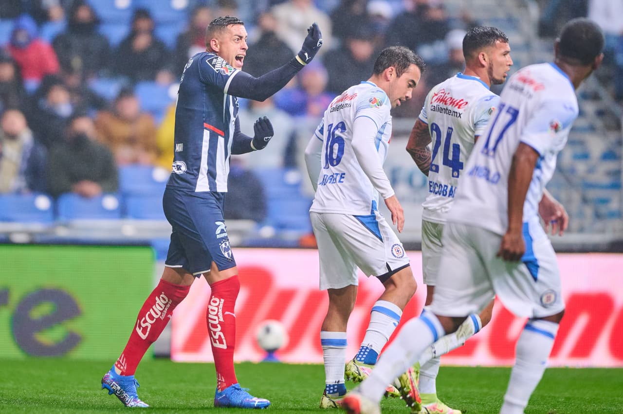 Cruz Azul derrotó 0-2 a Rayados de Monterrey con polémica del VAR, un penal y varias expulsiones.