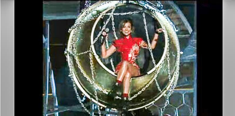 La fiesta dio inicio con Thalía, quien bajó de una esfera gigante e interpretó 'A quién le importa'. La mexicana estuvo nominada en dos categorías: Álbum Pop y Mejor Intérprete Femenina Pop, en esta última perdió contra Shakira.