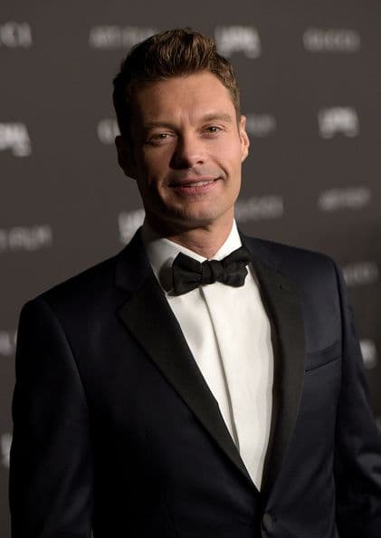Con 39 añitos de edad, Seacrest es un famoso conductor de televisión, locutor de radio, productor y empresario estadounidense. Es principalmente reconocido por ser el anfitrión del programa de televisión American Idol.