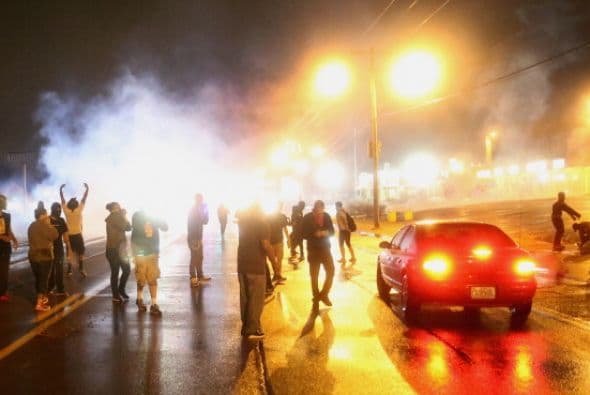 Al menos una persona resultó herida y otras siete fueron detenidas durante los disturbios que se repitieron la madrugada del domingo en Ferguson.