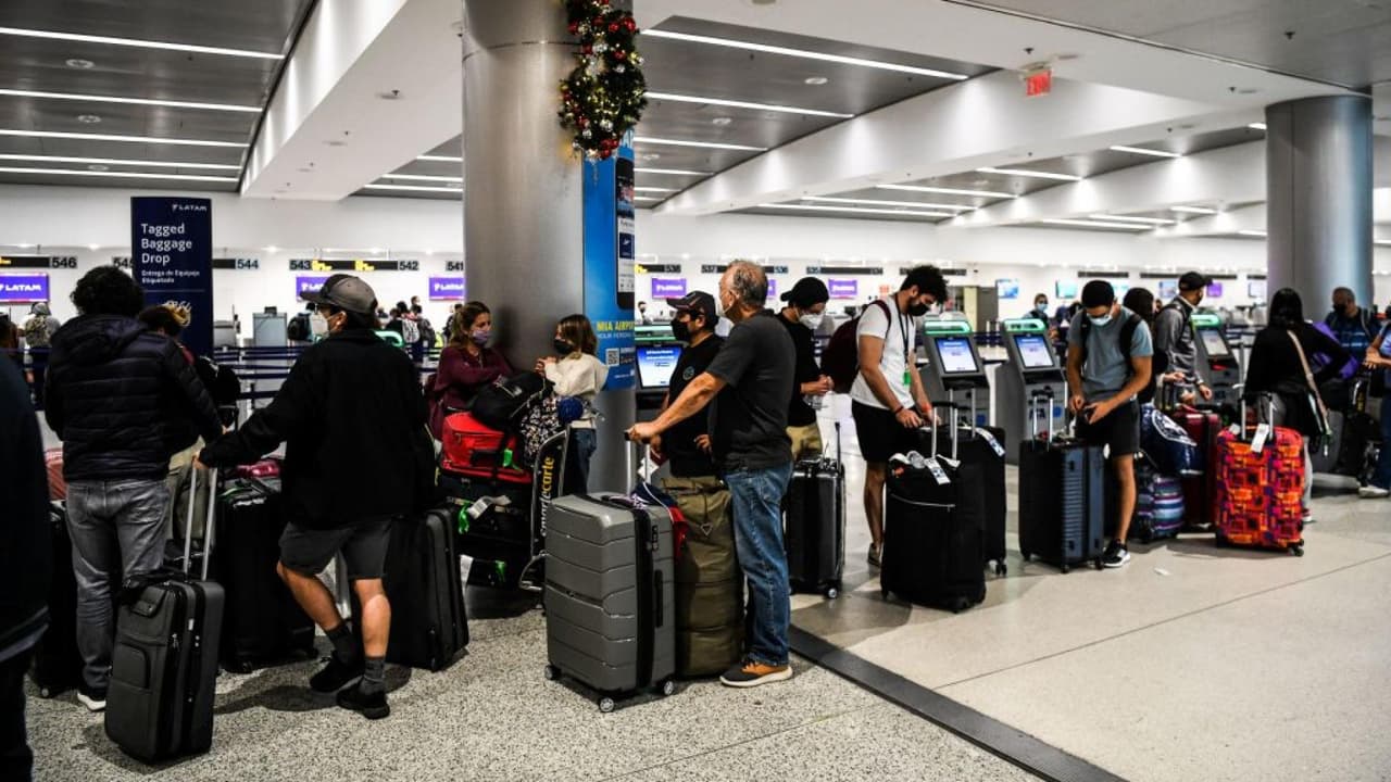 Llega con tiempo: esperan el fin de semana más ocupado de la historia del aeropuerto de Miami 