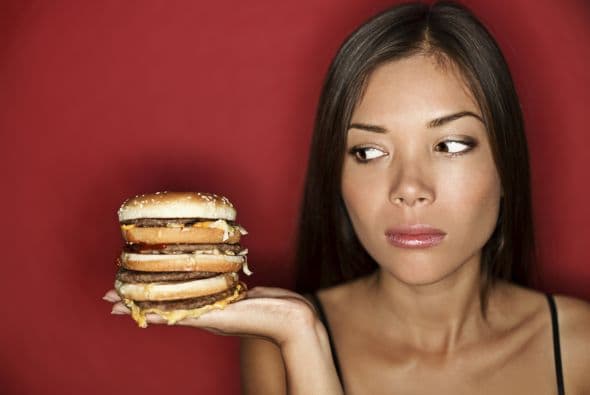 Recuerda que consumir un tipo de alimentos no es lo que engorda, ¡sino la cantidad de calorías!