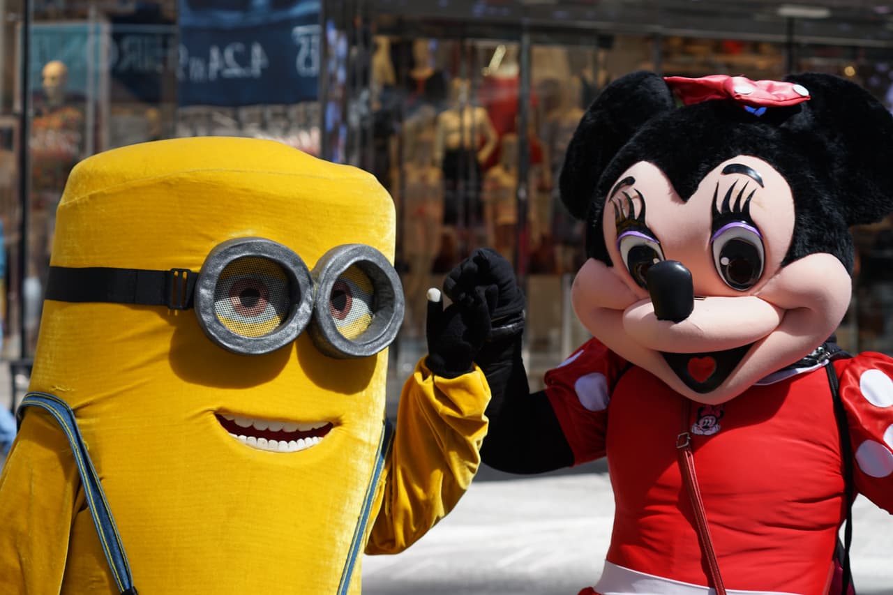 Latinos honrados detrás de los muñecos de Times Square 