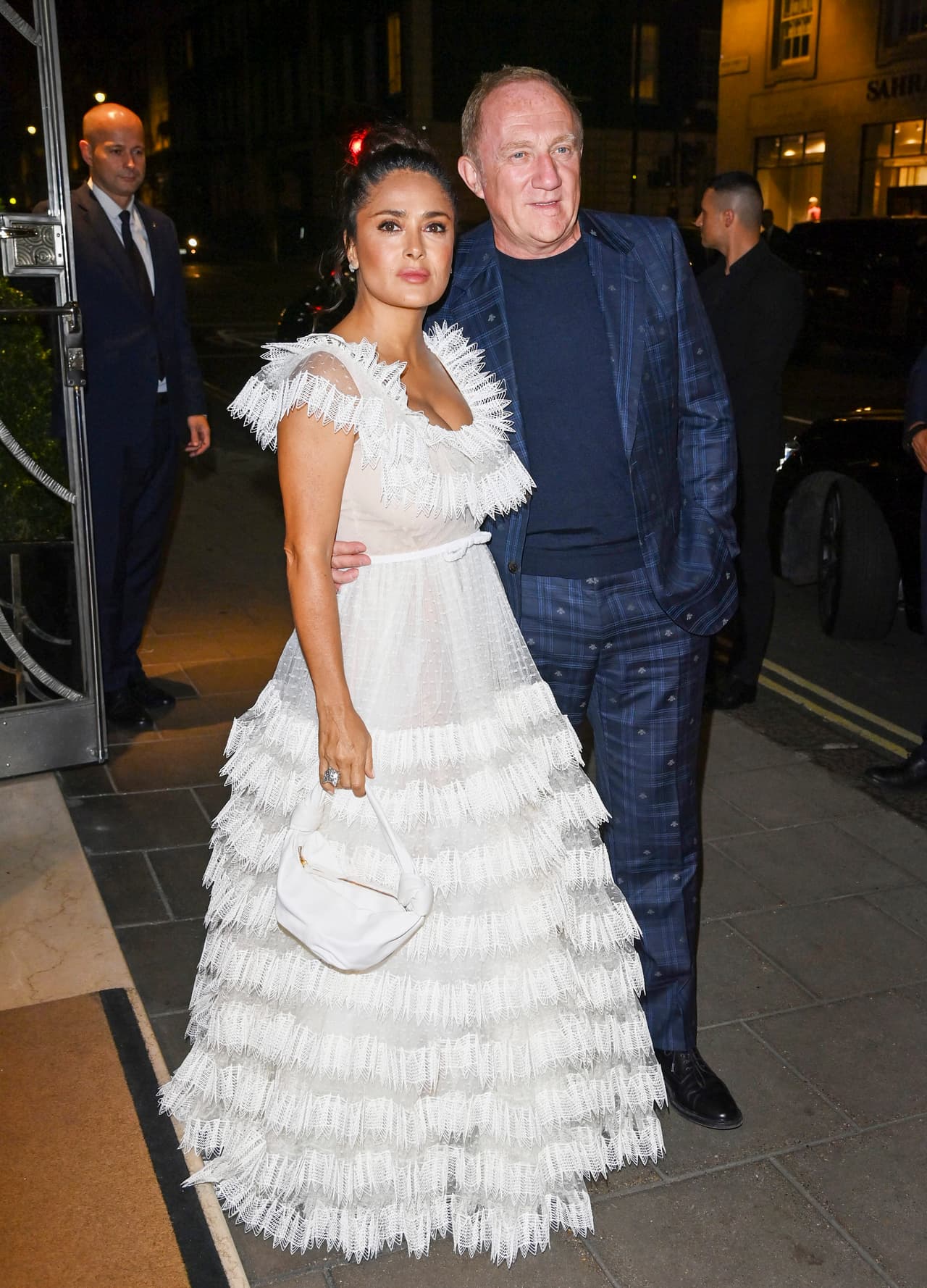 Es un vestido de tul con detalles en encaje y una espectacular falda con efecto escalonado. 
<br>