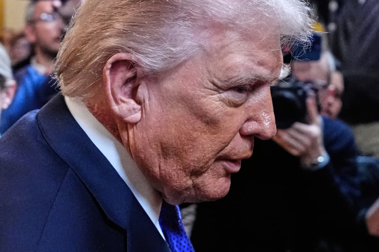 ¿Qué significa la mancha roja que tiene el presidente Donald Trump en el cuello?