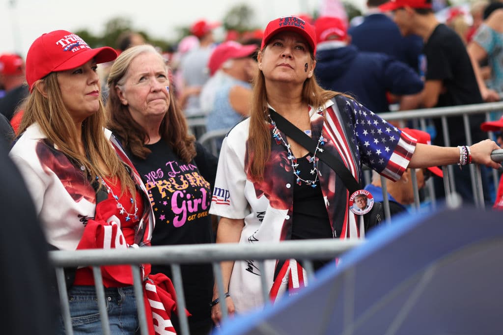 Partidarios de Trump debaten animadamente sobre las políticas propuestas para un segundo mandato.