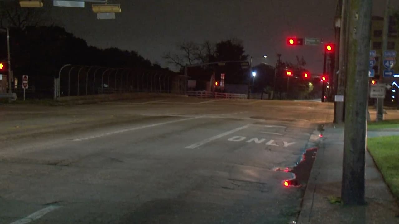 La orden indica todos los negocios deben cesar actividades, excepto los esenciales