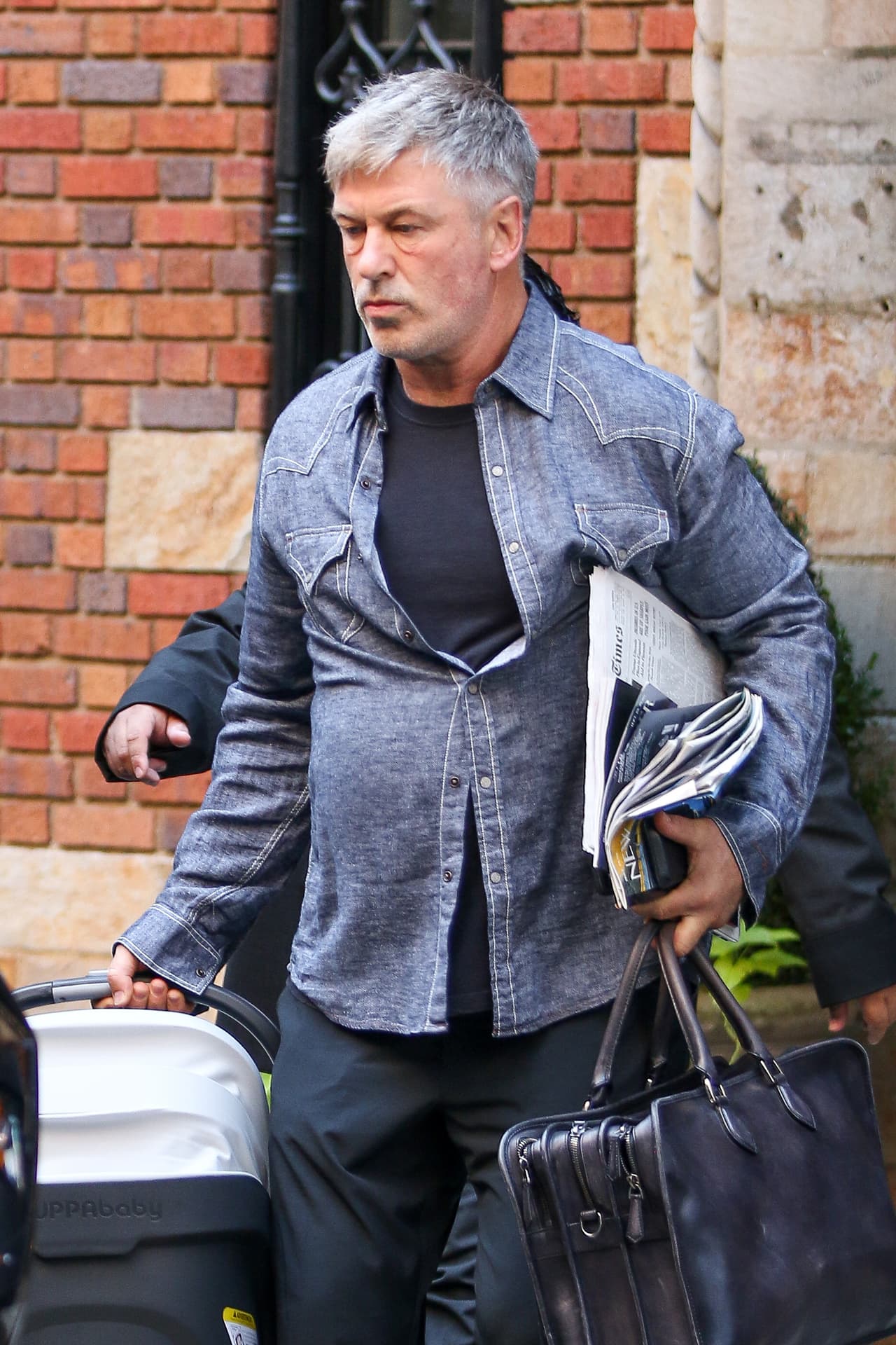 Lo captaron muy ocupado con las manos llenas.