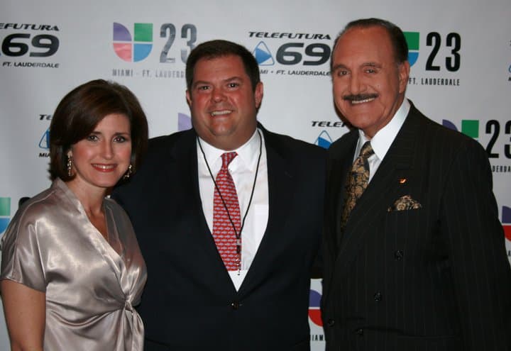 Benites en una foto de archivo con la presentadora Alina Mayo y el exdirector de noticias Emilio Marrero.