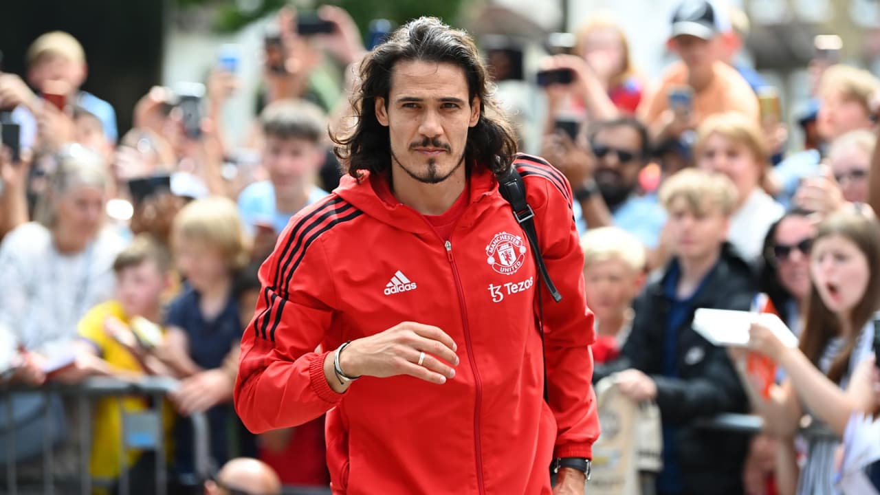 Cavani lanza gesto ofensivo contra fans tras derrota ante el Palace 
