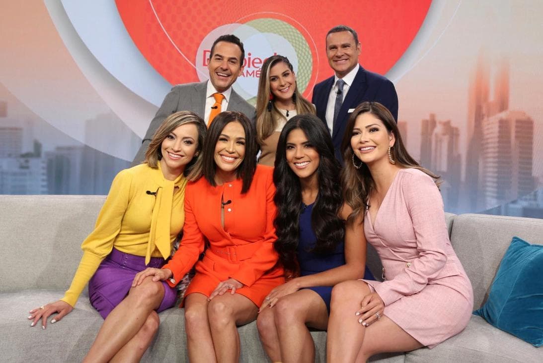 Satcha ha pasado momentos inigualables en el show, uno de ellos fue la inauguración del nuevo set en marzo de
<a href="https://www.univision.com/shows/despierta-america/revive-los-momentos-mas-importantes-que-vivio-la-familia-de-despierta-america-en-este-2019-fotos" target="_blank">2019</a>.