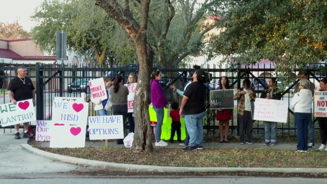 Padres y líderes exigen escuelas seguras para estudiantes inmigrantes en medio del control estatal del HISD