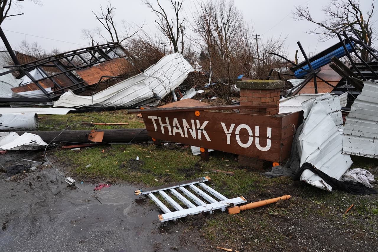 Granizo del tamaño de 
<b>pelotas de béisbol y un fuerte tornado azotó el <a href="http://uni.vi/R5gq106vJat" target="_blank">condado de Kankakee, al sur de Chicago</a>, </b> la tarde-noche del martes durante una jornada de tiempo severo que dejó al menos ocho personas con heridas menores. Sin embargo, el tornado siguió al estado vecino de Indiana cobrando la vida de 
<b>2 personas y dejando terribles destrozos. </b>