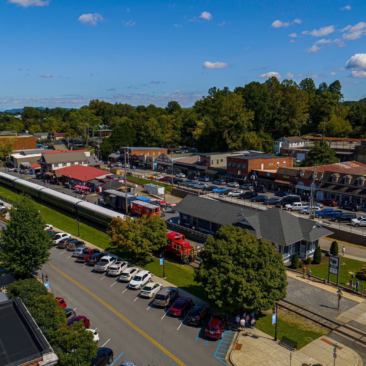 <b>Blue Ridge</b>. A solo 90 millas al norte de Atlanta, Blue Ridge es una escapada maravillosa en cualquier época del año. Camina hasta las cascadas, navega por el lago Blue Ridge, practica pesca con mosca y compra golosinas frescas en los huertos y granjas de la zona. No puedes visitar Blue Ridge sin un paseo en el Blue Ridge Scenic Railway. Deja algo de tiempo cuando regreses para explorar las tiendas del centro antes de ir a comer algo en los restaurantes de la zona.
<br>
<br>
<b><a href="https://goo.gl/maps/76GqvY9gG6fUWej3A">Cómo llegar</a></b>