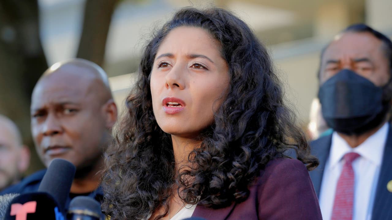 La jueza del condado de Harris, Lina Hidalgo, se sumó a la ola de mensajes en redes sociales tras el anuncio del presidente Biden: “Gracias por sus logros, su compromiso con nuestro país y su voluntad de liderar con sólidos valores estadounidenses. 
<b>Gracias por su apoyo inquebrantable al condado de Harris y a los casi 5 millones de residentes que lo consideran su hogar.</b>”