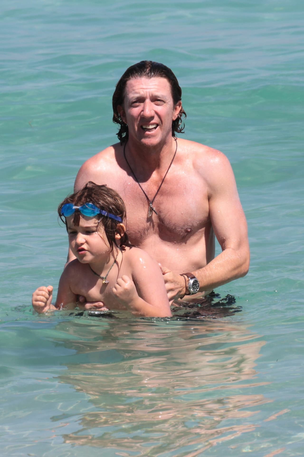 El pequeño estaba encantado nadando y probando sus 'goggles'.