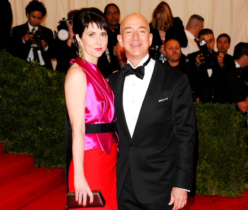 El 9 de enero de 2019, Bezos y su esposa, 
<b>MacKenzie</b>, anuncian en una declaración conjunta que se divorciarán después de 25 años de matrimonio.
<br>