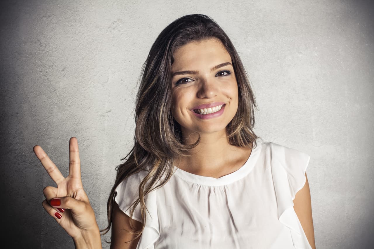 Tienden al misticismo, pero a veces se niegan a ver lo que es evidente y está frente a sus ojos. Muchos escritores, filósofos, pintores y religiosos (recordemos las manos que estilizaba el Greco) suelen tener este tipo de manos. En una relación sentimental buscan primero su media naranja espiritual, y luego en segundo plano lo físico. Pueden cultivar largos amores platónicos.