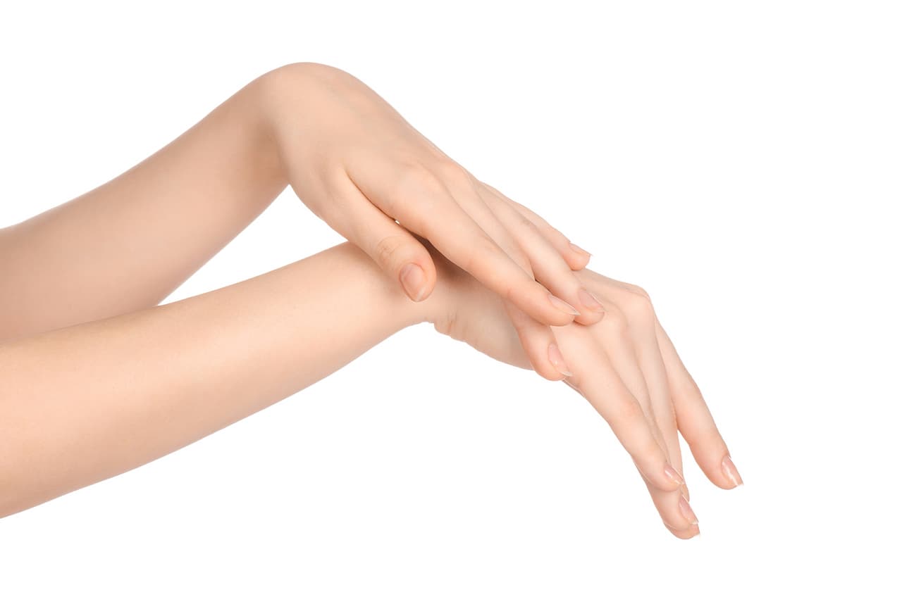 Estas son las manos de los soñadores y aquellos que viven en el mundo de la fantasía con la cabeza y los pies en las nubes. Se trata de manos muy finas con dedos largos, estilizados que terminan en uñas de forma almendrada y a veces de un color tan blanco que parecen pálidas. Buscan un mundo que existe en su imaginación y muchas veces les crea grandes conflictos al toparse con la realidad.